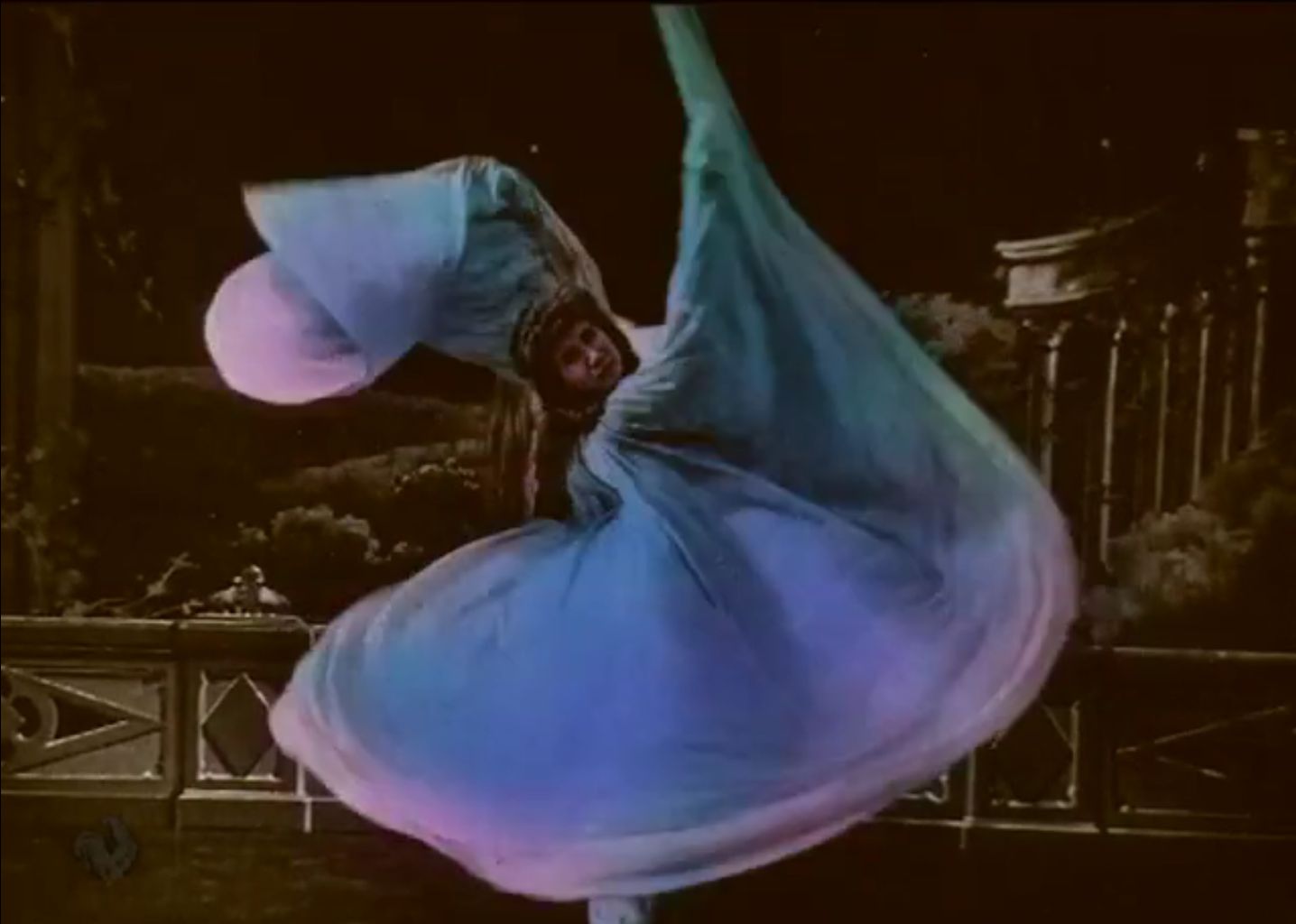Loïe Fuller tanzt in einem Kurzfilm, in dem das Spiel mit Stoff und Licht deutlich wird