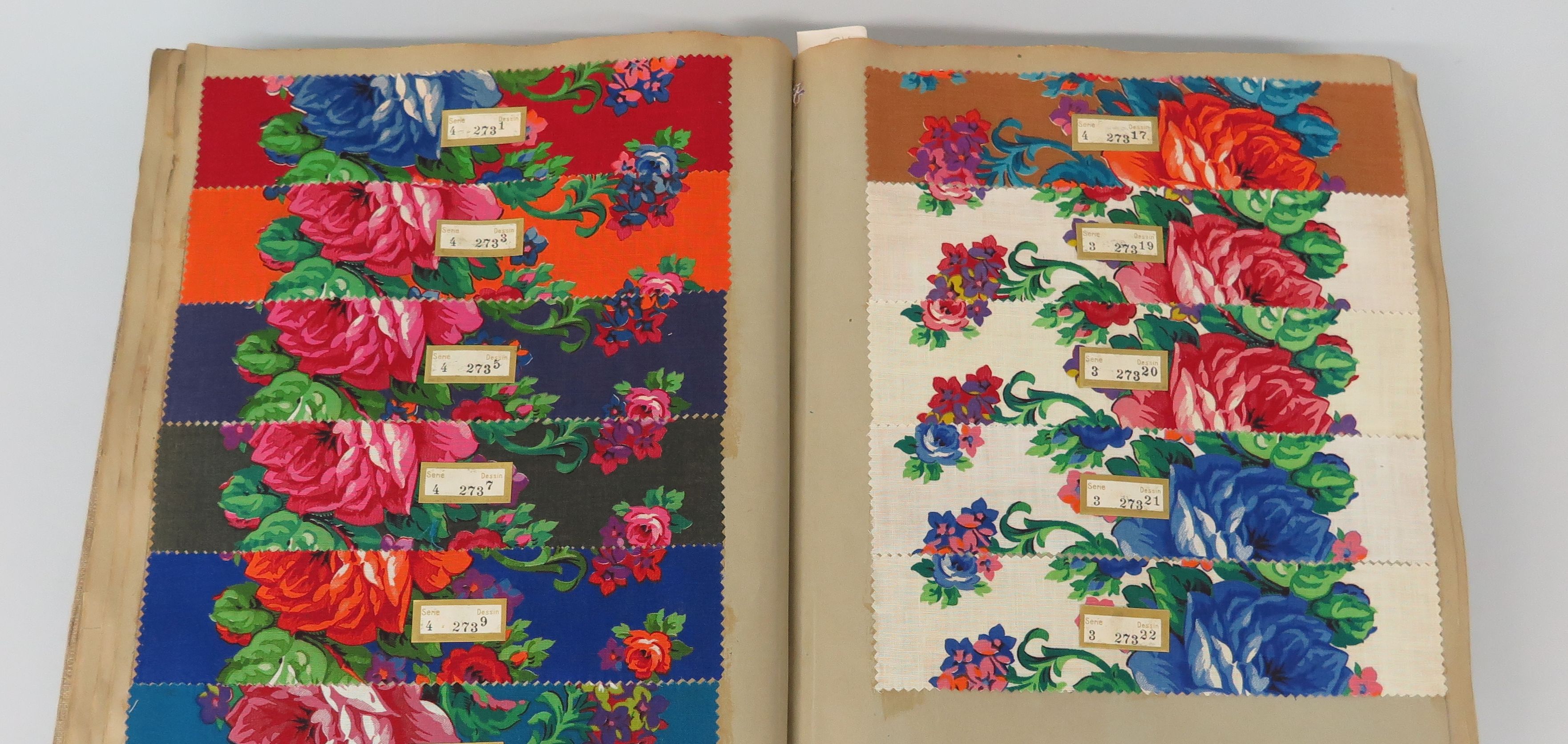 Ein offenes Kollektionsbuch mit einem Blumenmuster in verschiedenen Farben