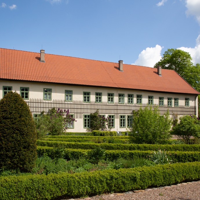 Großer Fachwerkbau mit davor liegendem Barockgarten (vergrößerte Bildansicht wird geöffnet)