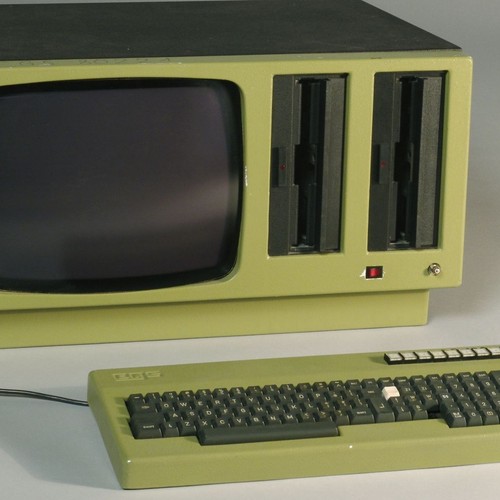 Grüner Computer mit Tastatur
