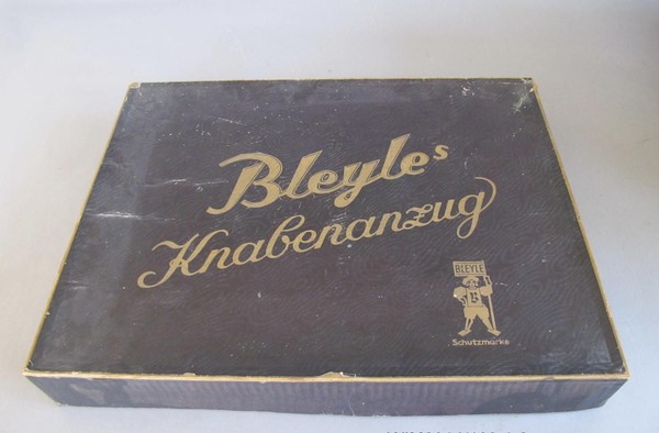 Ein Foto zeigt eine Schachtel mit der Aufschrift "Bleyle Knabenanzug"