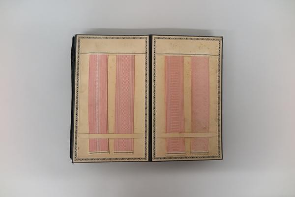 Musterbuch mit breiten rosa Gummibändern