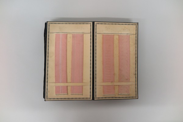 Musterbuch mit breiten rosa Gummibändern