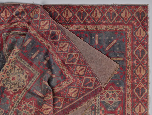 Eine Tischdecke aus Plüschstoff in blau-rotem Muster