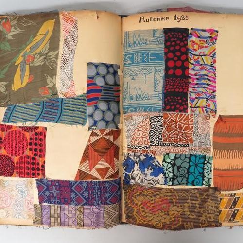 ein offenes Musterbuch mit bunten Stoffen