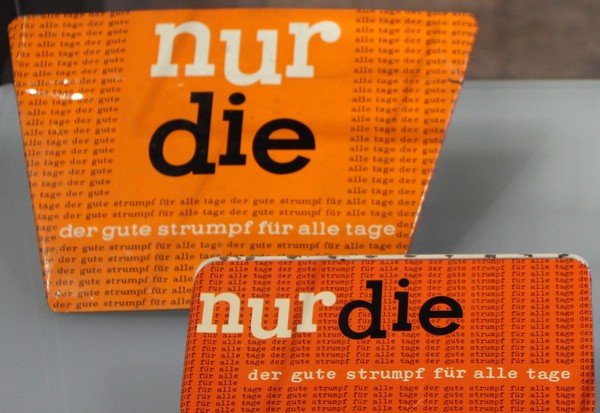 2 Orange-farbene Verpackung von Strümpfen der Marke "nur die"