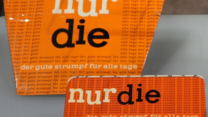 2 orange-farbene Verpackungen der Strumpfmarke "nur die".