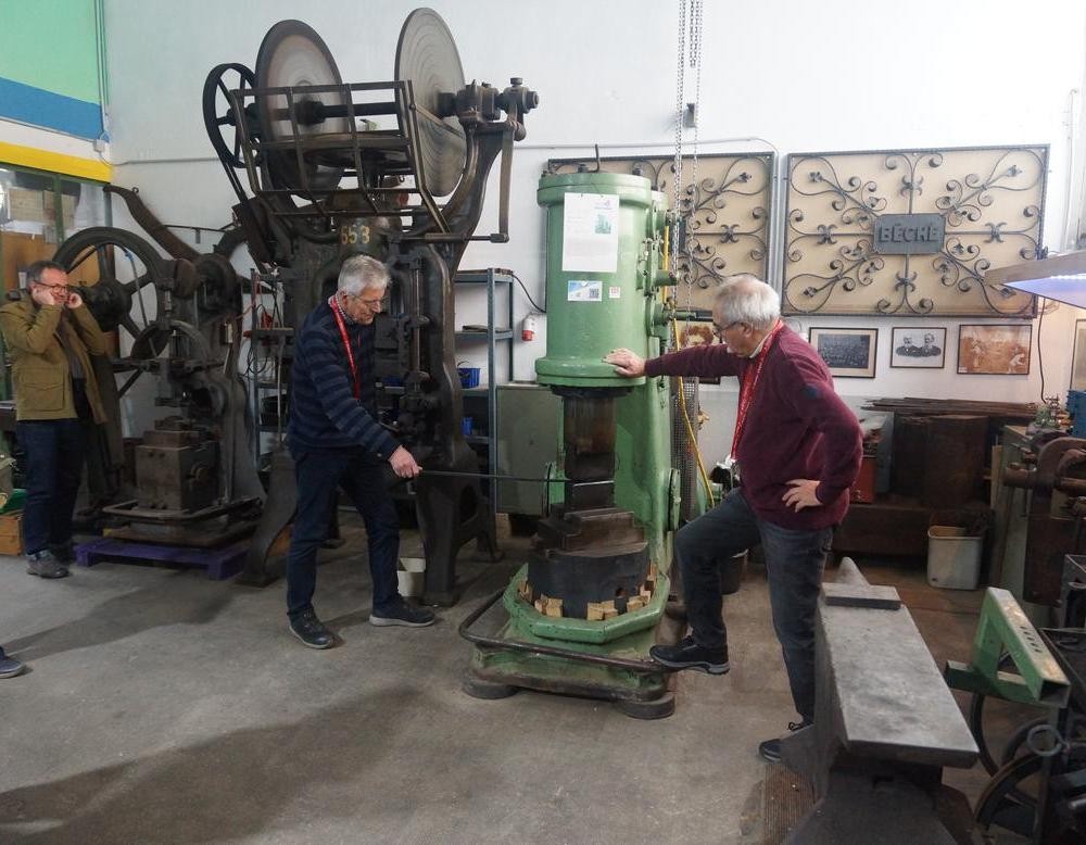 Zwei Vorführende zeigen die Funktion einer historischen Maschine