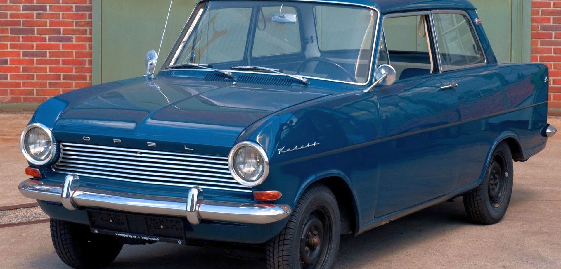 Blauer Opel Kadett