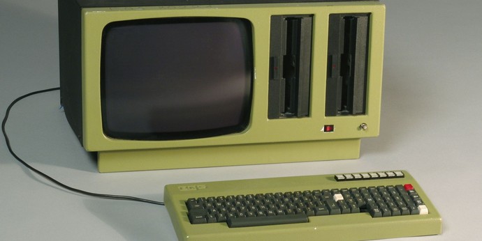 Computerbildschirm mit Diskettenlaufwerken und Tastatur in hellem Grün