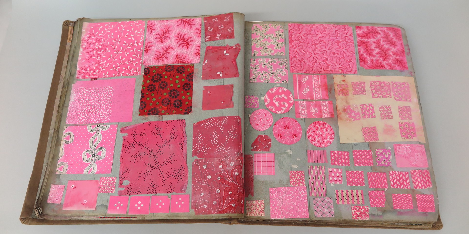 Ein offenes Musterbuch nur mit pinken Mustern