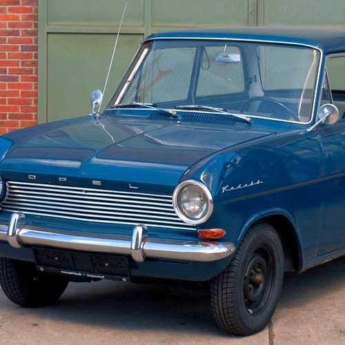 Blauer Opel Kadett
