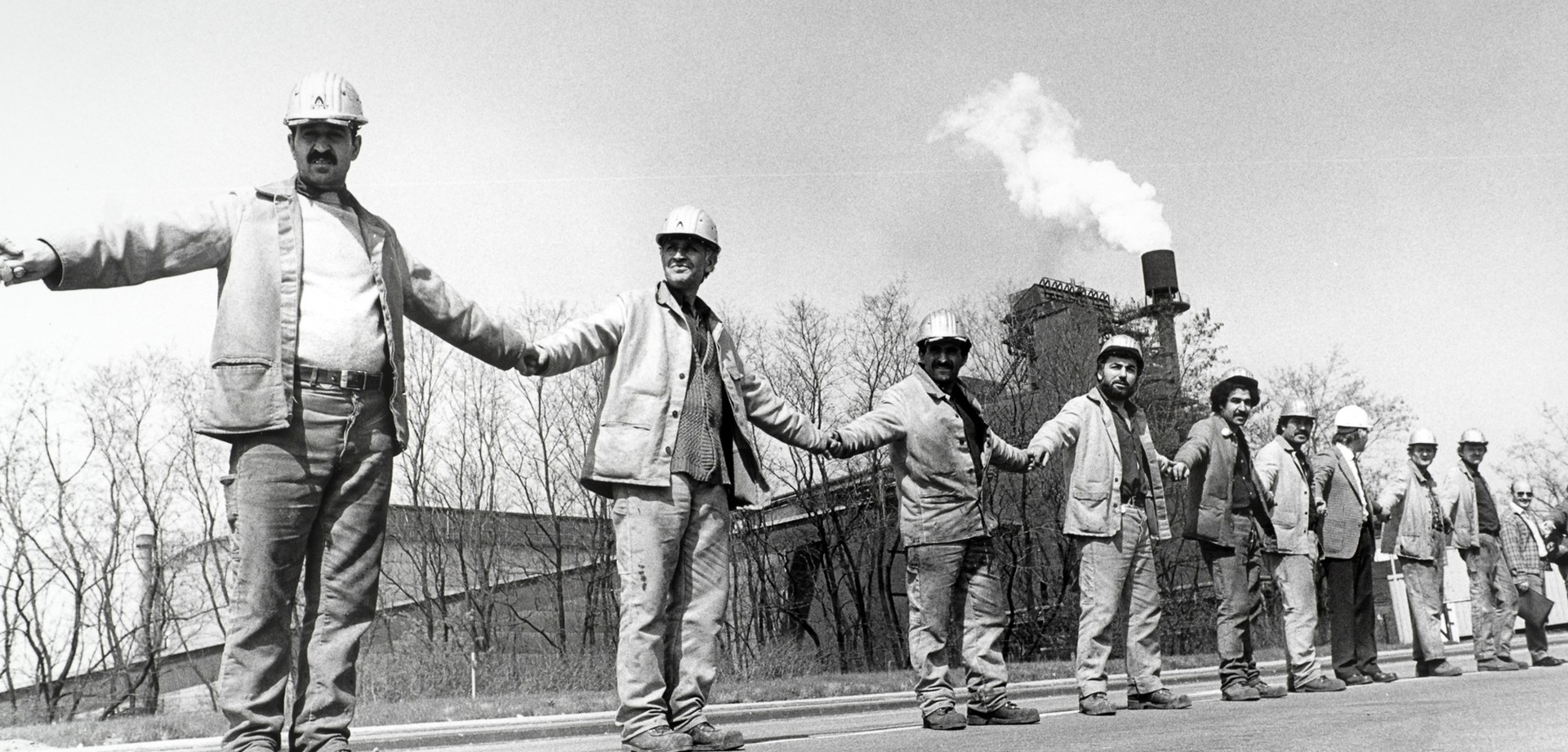 Menschenkette zum Protest gegen die Stilllegung der Henrichshütte im Jahr 1987. Foto: Manfred Vollmer