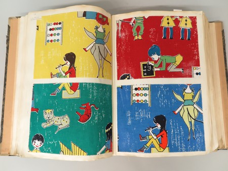 Comic-artige Muster von spielenden Kindern sind zu sehen