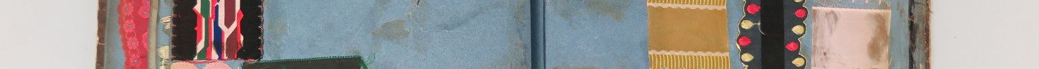 Ein Musterbuch mit blauen Seiten zeigt viele unterschiedliche Muster mit Stickereien und Spitzen