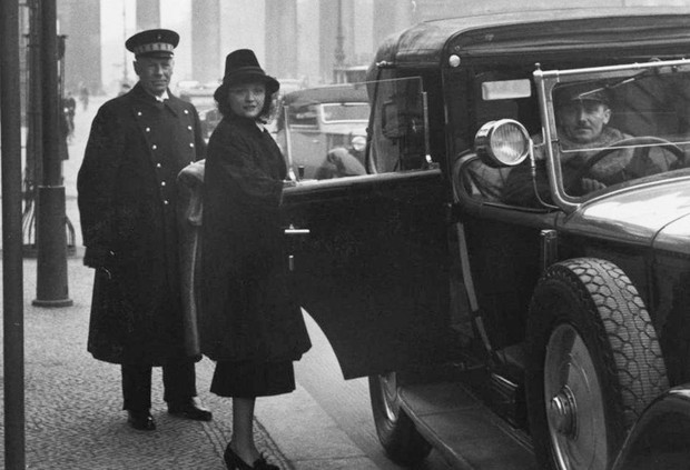 Schauspielerin Pola Negri 1937 vor dem Hotel Adlon in Berlin.