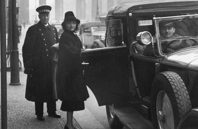 Schauspielerin Pola Negri 1937 vor dem Hotel Adlon in Berlin