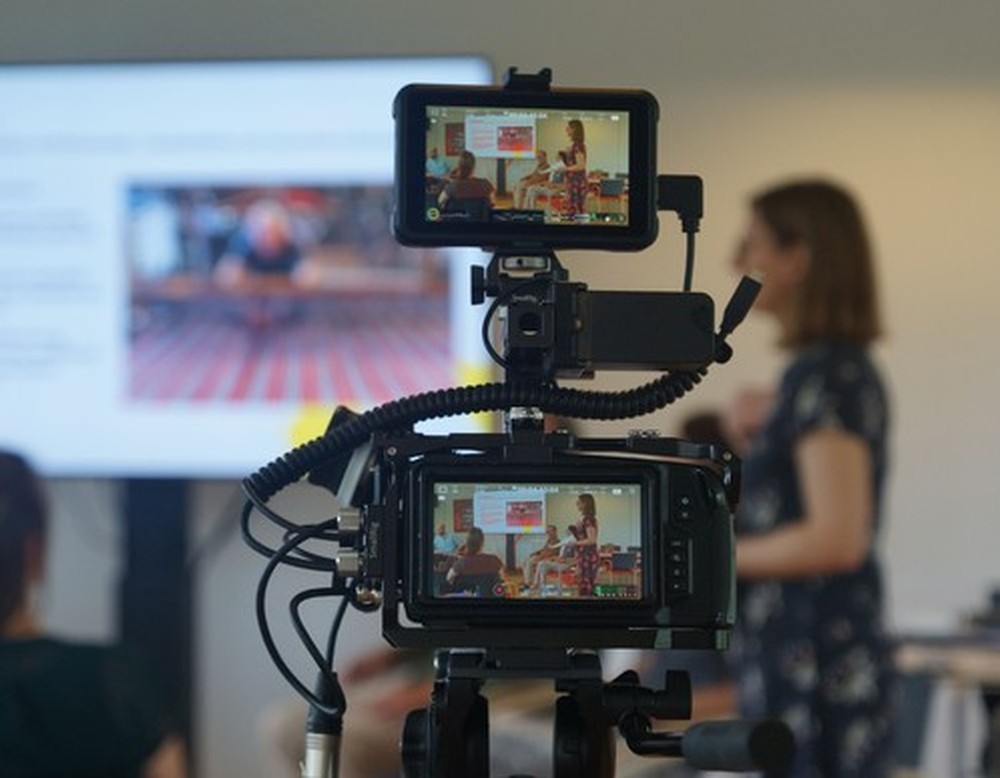 Blick auf eine Kamera, die eine Szene des ersten Workshops filmt