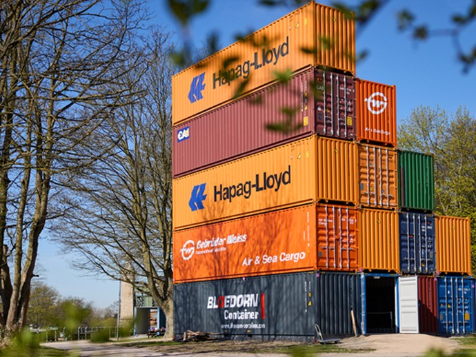 Blick auf gestapelte Container Blick auf gestapelte Container