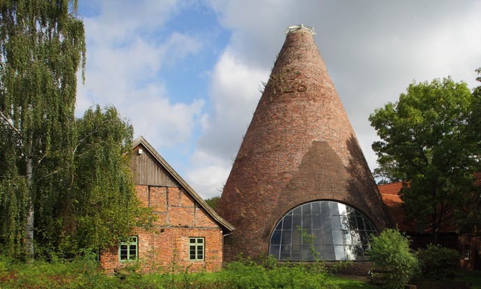 Kegelförmiger Glasturm der Glashütte Gernheim