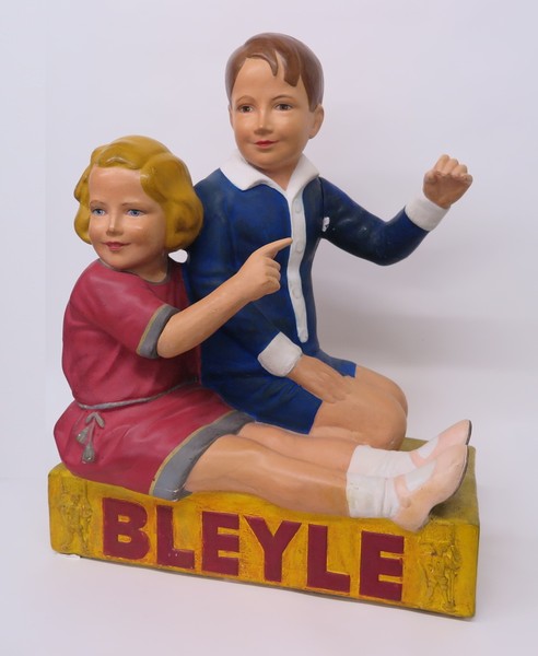 Eine Werbefigur zeigt einen Mädchen und einen Jungen auf dem Firmenlogo