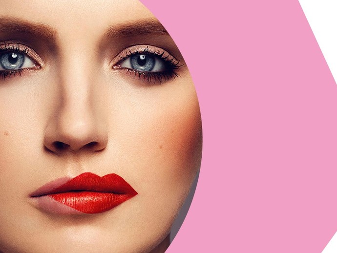 Gesicht einer Frau mit verschoben aufgetragenem Lippenstift Gesicht einer Frau mit verschoben aufgetragenem Lippenstift