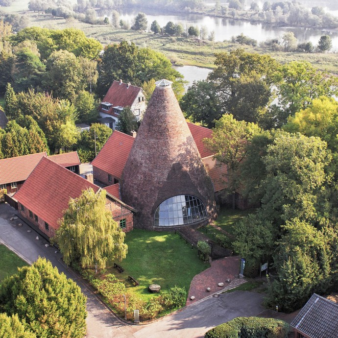 Luftbild der Glashütte Gernheim (vergrößerte Bildansicht wird geöffnet)