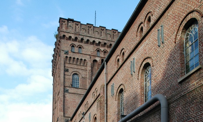 Blick auf den Malakowturm der Zeche Hannover vor hellblauem Himmel.