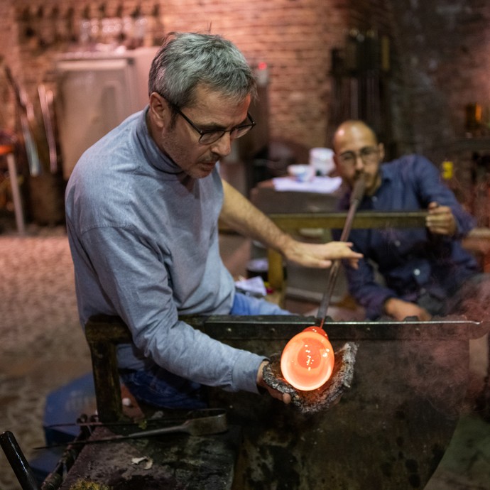 Zwei Männer bei der manuellen Glasproduktion (vergrößerte Bildansicht wird geöffnet)