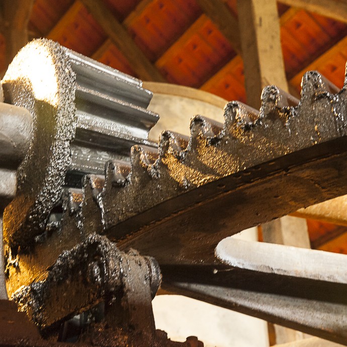 Maschinendetail des Kollergangs mit Zahnrad
