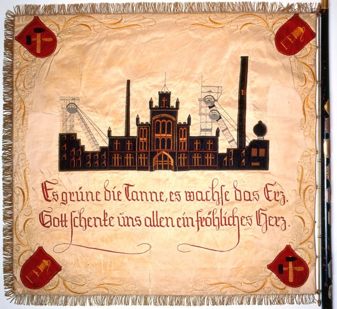 Rückseite der Fahne mit einsticktem Motiv der Zeche Adolf von Hansemann