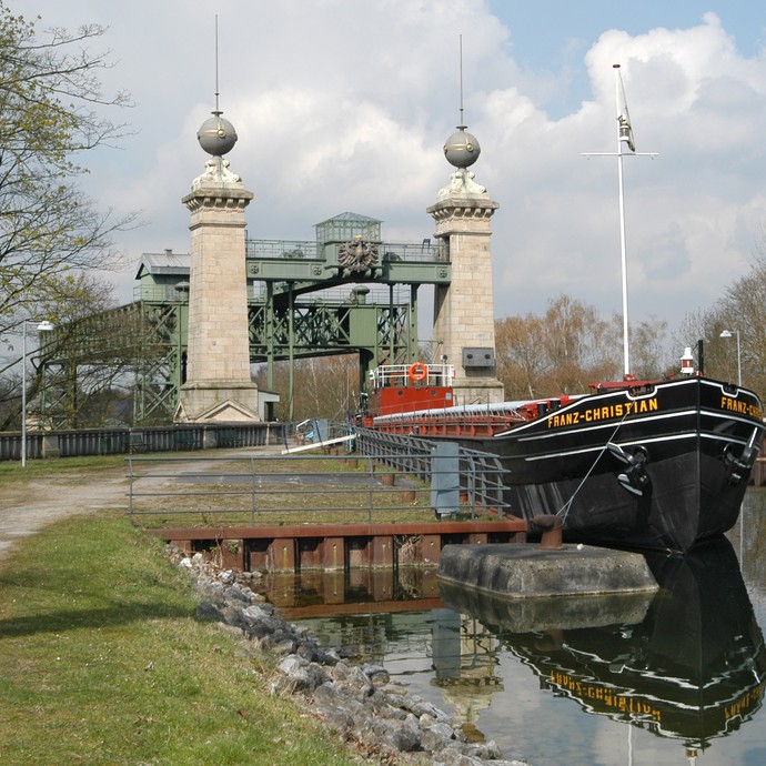 Schiff im Kanalhafen vor den Oberhaupttürmen des Schiffshebewerks (vergrößerte Bildansicht wird geöffnet)