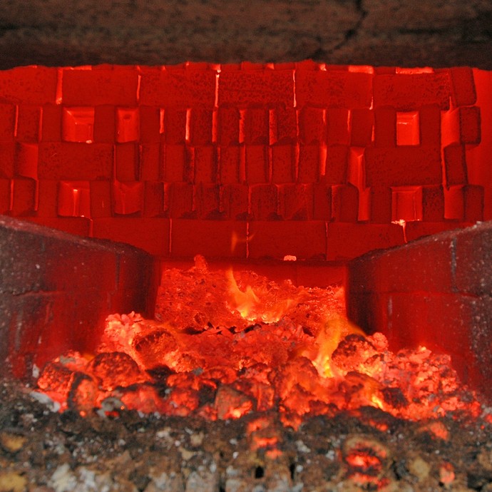Glühende Ziegel beim Brand im Ofen (vergrößerte Bildansicht wird geöffnet)
