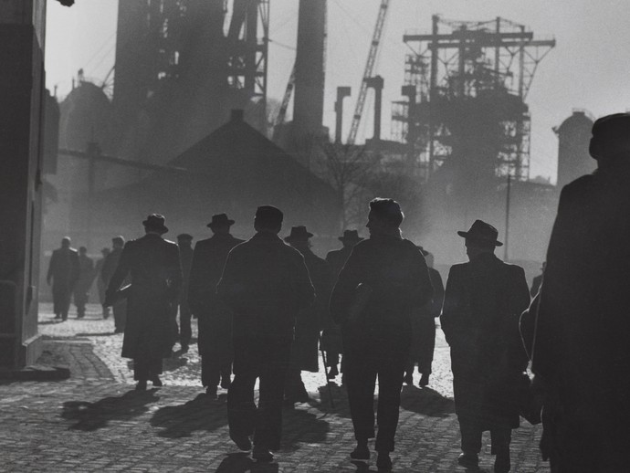 Schwarz weiße Fotografie von Arbeitern auf dem Weg zum Hüttenwerk