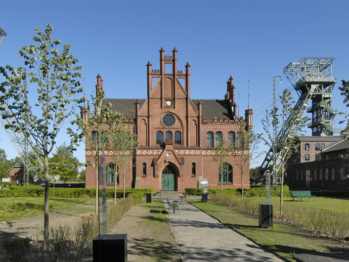 Blick in den Ehrenhof der Zeche Zollern mit der historischen Zechenverwaltung und den beiden Fördergerüsten im Hintergrund (vergrößerte Bildansicht wird geöffnet)