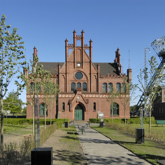 Blick in den Ehrenhof der Zeche Zollern mit der historischen Zechenverwaltung und den beiden Fördergerüsten im Hintergrund (vergrößerte Bildansicht wird geöffnet)