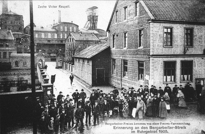 Postkarte mit Foto der Zeche Victor Rauxell "Bergarbeiter-Frauen kommen von einer Frauenversammlung. Erinnerung an den Bergarbeiter-Streik von 1905."