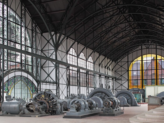 Blick in die Maschinenhalle der Zeche Zollern (vergrößerte Bildansicht wird geöffnet)